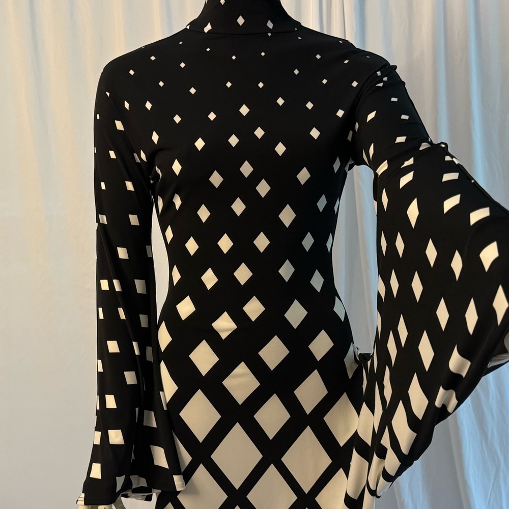Truly unique retro 60s mini dress, batwing sleeves. Soft polyester. Stretchy. - Picture 2 of 8